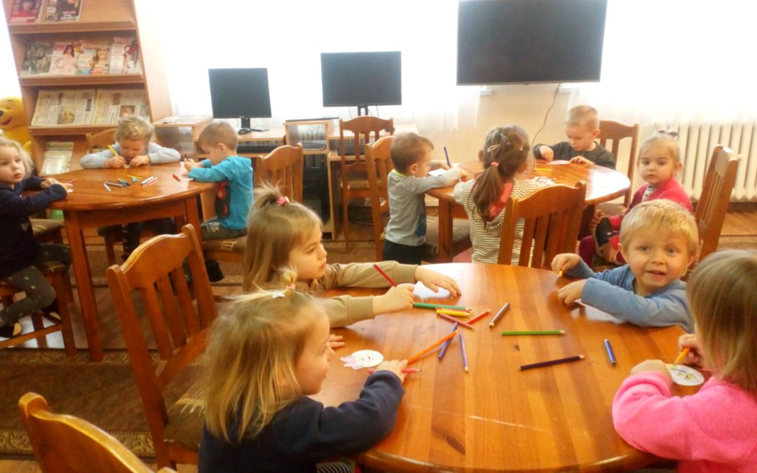 Najmłodsze przedszkolaki w bibliotece.